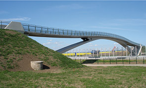 realizaceLávka přes rychlostní komunikaci R35,